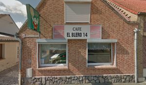 Debout Alexandra Nicole Michelle à Vieille-Église